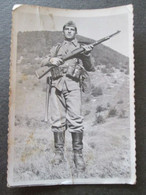 YUGOSLAVIAN SOLDIER IN FULL GEAR, SOLDAT YOUGOSLAVE EN PLEIN VITESSE,ORIGINAL PHOTO - Guerra, Militari