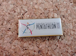 PINS ATHLETISME COURSE SAUT LUTTE JAVELOT FEDERATION PENTATHLON MODERNE - Leichtathletik