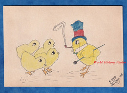 Dessin à La Main, Dessiné à La Plume & Peint à La Main - 1917 - Famille De Poussin Humanisé - Pipe Chapeau Poule Ecole ? - Drawings