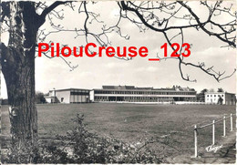 23 Creuse - BENEVENT L'ABBAYE - " Le Stade Et Le Nouveau Groupe Scolaire (1960) " - PEU COURANTE - Benevent L'Abbaye