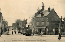 Pont L'évêque * La Place Du Calvaire Et La Rue Launay * Train Locomotive Machine * Ligne Chemin De Fer Calvados HAUPAIS - Pont-l'Evèque