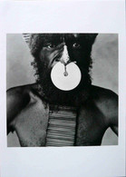TRIBESMAN WITH NOSE DISC MEMBRE D'UNE TRIBU AVEC DISQUE NASAL 1970 NOUVELLE GUINEE PHOTO IRVING PENN GRD FORMAT - Oceanía