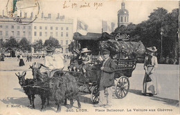 69-LYON- PLACE BELLECOUR LA VOITURE AUX CHEVRES - Lyon 2