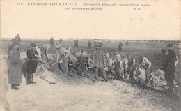 Reims  Environs    44     Guerre 14/18. Prisonniers Allemands  Enterrant Leurs Morts     ( Voir Scan) - Reims