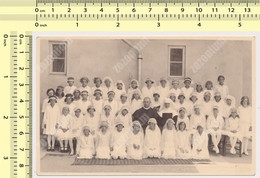 REAL PHOTO GROUP CUTE GIRLS KIDS AND PRIEST Frst Holy Communion Fillettes  ORIGINAL SNAPSHOT - Anonymous Persons
