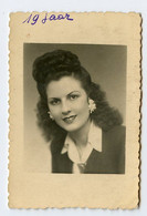 Femme Woman Photobooth Portrait Identité Studio Coiffure Banane 1946 19 Ans Beauty Hairdo - Personas Anónimos