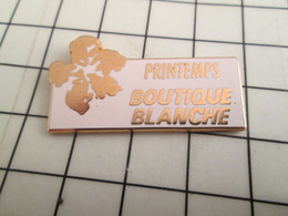 115B Pin's Pins / Rare Et De Belle Qualité !!! THEME MARQUES / MAGASIN LE PRINTEMPS BOUTIQUE BLANCHE Mais Ouverte Aux Bl - Médias