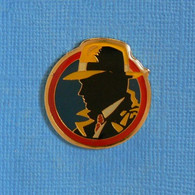 1 PIN'S //  ** DICK TRACY / CÉLÈBRE BD POLICIÈRE AMÉRICAINE ** . (©DISNEY) - BD