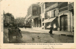 Poitiers * La Rue Carnot * Le Cercle Militaire Et L'hôtel Des Trois Piliers - Poitiers