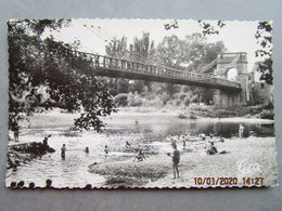 CP 63 Puy De Dôme -  ISSOIRE -  Le Pont Suspendu De PARENTIGNAT - Ses Environs - La Baignade Des Enfants 1950 - Issoire