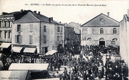 16. CHARENTE - RUFFEC - La Halle Aux Grains Et Un Coin De La Place Du Marché, Jour De Foire. - Ruffec