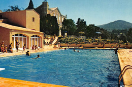 ROQUEBRUNE-sur-ARGENS - La Piscine Et Le Château - Cliché Richard Galfré - Roquebrune-sur-Argens