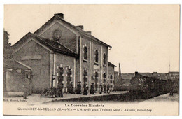 54 - COLOMBEY LES BELLES - L'Arrivée D'un Train En Gare - Au Loin Colombey (série La Lorraine Illustrée) - Colombey Les Belles