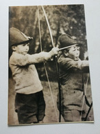 P3 - Tous Les Enfants D'Angleterre Sont Des Fervents Admirateurs De Robin Des Bois - Bogenschiessen