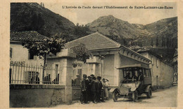 St Laurent Les Bains * L'arrivée De L'Auto Devant L'établissement * Autobus - Autres & Non Classés