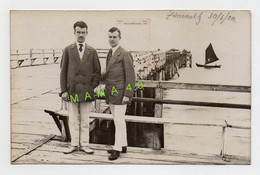 CARTE PHOTO DE 1920 - ALLEMAGNE - ZINNOWITZ - 2 HOMMES DEVANT LA JETEE DE LA PLAGE - BATEAU VOILIER - Zinnowitz