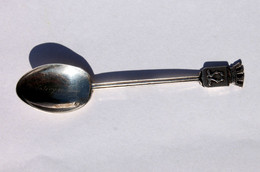 MAGNIFIQUE ANCIENNE CUILLÈRE DE COLLECTION OU VOYAGE - EN ARGENT OU MÉTAL ARGENTE  POINÇON - SAINT VALERY EN CAUX - Spoons