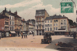 (88) EPINAL . La Place Des Vosges (Animée : Auto 1900, Librairie-Papèterie, Café Du Commerce, Voiture à Cheval ) - Epinal