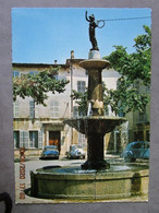 CP 83 Var CARCES  - Voitures Citroen 2cv Et Ds19 Peugeot 203 Prés De La Fontaine Sur La Place De La CAPELETTE 1970 - Carces