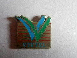 Pin S Emblème  VITTEL 88 VOSGES Signé Arthus BERTRAND - Arthus Bertrand