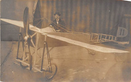 Thème  Aviation    Carte Photo D'un Constructeur Lequel Et Ou ? Sur Son Avion . Infos Bienvenues .       (voir Scan) - ....-1914: Voorlopers