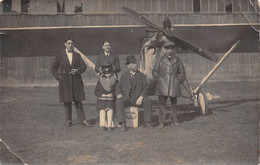 Thème  Aviation    Carte Photo  Constructeur ? Quels Proches ? Avion Et Bâtiment En Arrière Plan Qui Est Ce  (voir Scan) - ....-1914: Voorlopers