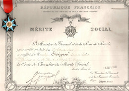 Diplôme De Mérite Social Avec Sa Médaille De La Croix De Chevalier  Au Président Unité Et Progrès Angers 49 - Diplome Und Schulzeugnisse