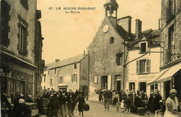 La Roche Bernard * La Marie * Marché Foire * Café * Commerce Articles De Voyage - La Roche-Bernard