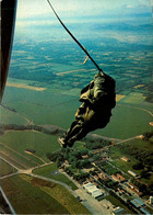 Thème Parachutisme * Aviation * Fallschirmspringen * Sortie En Automatique * Parachutiste - Paracaidismo