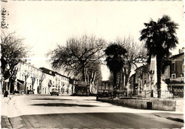 34 . GIGNAC . PLACE DE LA VICTOIRE . 1957 ..  KIOSQUE A JOURNAUX  MIDI LIBRE   (Trait Blanc  Pas Sur L'original ) - Gignac