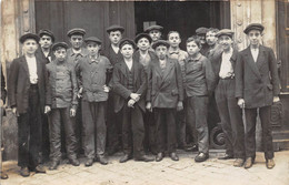 GROUPE DE PERSONNES -CARTE-PHOTO- A SITUER - Sonstige & Ohne Zuordnung