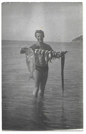 CPA 06 ANTIBES CARTE PHOTO PECHEUR AVEC SA PECHE EFFECTUEE EN ITALIE ANNEES 50 RARE BELLE CARTE !! - Other & Unclassified