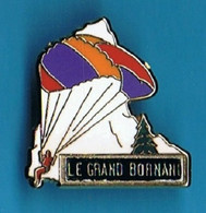 PIN'S // ** LE GRAND BORNAND / PARAPENTE ** - Paracaidismo