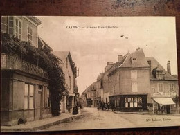 Cpa De 1933, Vayrac (46- Lot), Avenue Henri-Barbier, Animée Attelage, Enseignes Café, Citroën, Banque éd Mlle Lalanne - Vayrac