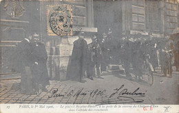 PARIS-75010-CARTE-PHOTO- 1er MAI 1906, LE GENERAL BAZAINE-HAYTER , A LA PORTE DE LA CASERNE DU CHÂTEAU D'EAU .... - Arrondissement: 10