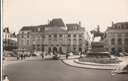 ORLEANS. -  Place Du Martroi : Chambre De Commerce. CPM Bords Dentelés - Orleans