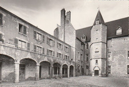 BEAUGENCY. - Château Dunois. Cour Intérieure. CPM Dentelée Pas Courante - Beaugency