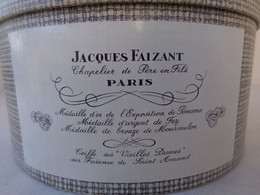 Boite A Chapeau Ancienne Jacques Faizant , Hauteur 12cm, Longueur 26cm , Largeur 21cm - Andere & Zonder Classificatie