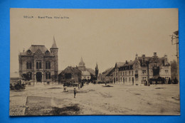 Wellin : Grand'Place Et Hôtel De Ville Très Animée Avec Oldtimer - Wellin