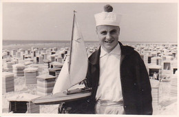 AK Foto Borkum - Junge Mit Matrosenmütze Und Spielzeugboot Am Strand - 1963 (52183) - Borkum