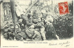 Scènes Enfantines. La Main Chaude. CPA Très Animée. Circulé En 1911 , Timbrée. TBE - Gruppen Von Kindern Und Familien