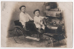 Carte Photo 2 Enfants Nommés Dans Une Superbe Auto à Pédale Jouet 1908 - Other & Unclassified
