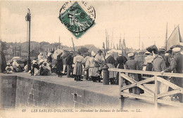 85-SABLES-D'OLONNE-ATTENDANT LES BATEAUX DE SARDINES - Sables D'Olonne