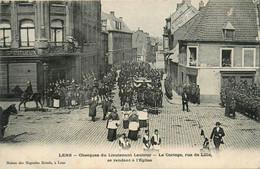 Lens * Obsèques Du Lieutenant LAUTOUR * Le Cortège Rue De Lille Se Rendant à L'église * Défilé Cérémonie Religieuse - Lens