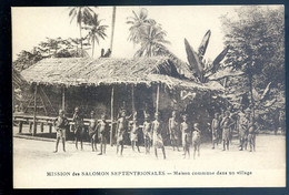 Cpa Océanie îles Salomon Mission Des Salomon Septentrionales -- Maison Commune Dans Un Village      SE20-23 - Solomoneilanden