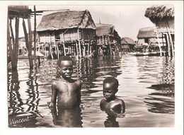 République Du Dahomey, Enfants Du Village Lacustre De Ganvié 1960 Pilotis Cabanes - Dahomey