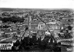 Cholet * Vue Aérienne Sur Le Mail Et Le Champ De Foire * La Cathédrale Et La Place Travot - Cholet