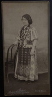 ROMANIA / Sânnicolau Mare / Nagyszentmiklós -  Traditional Costume / Atelierul Fotografic Belgram Lőrincz 17 X 8,5 Cm - Anciennes (Av. 1900)