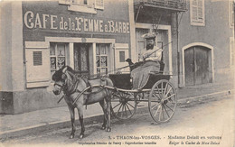 A-20-4777 : THAON LES VOSGES. MADAME DELAIT DEVANT LE CAFE DE LA FEMME A BARBE. ATTELAGE - Thaon Les Vosges