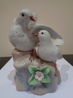 Figura De Porcelana Con 2 Palomas Blancas Encima De Una Roca Y Con Una Flor. Casades - Andere & Zonder Classificatie